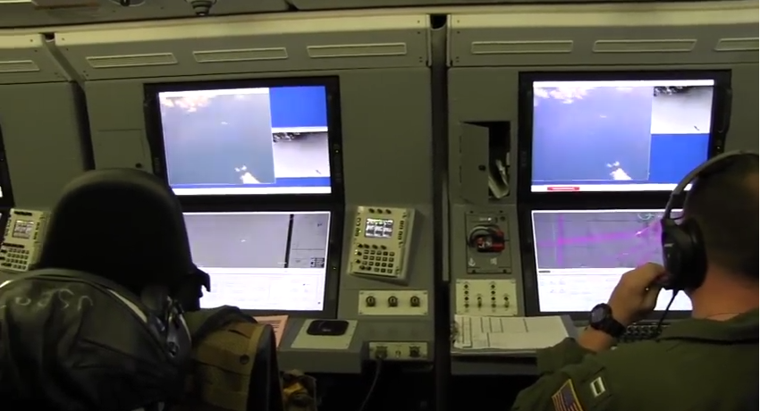 Ben trong may bay tuan tra P-8A cua My tren Bien Dong hinh anh