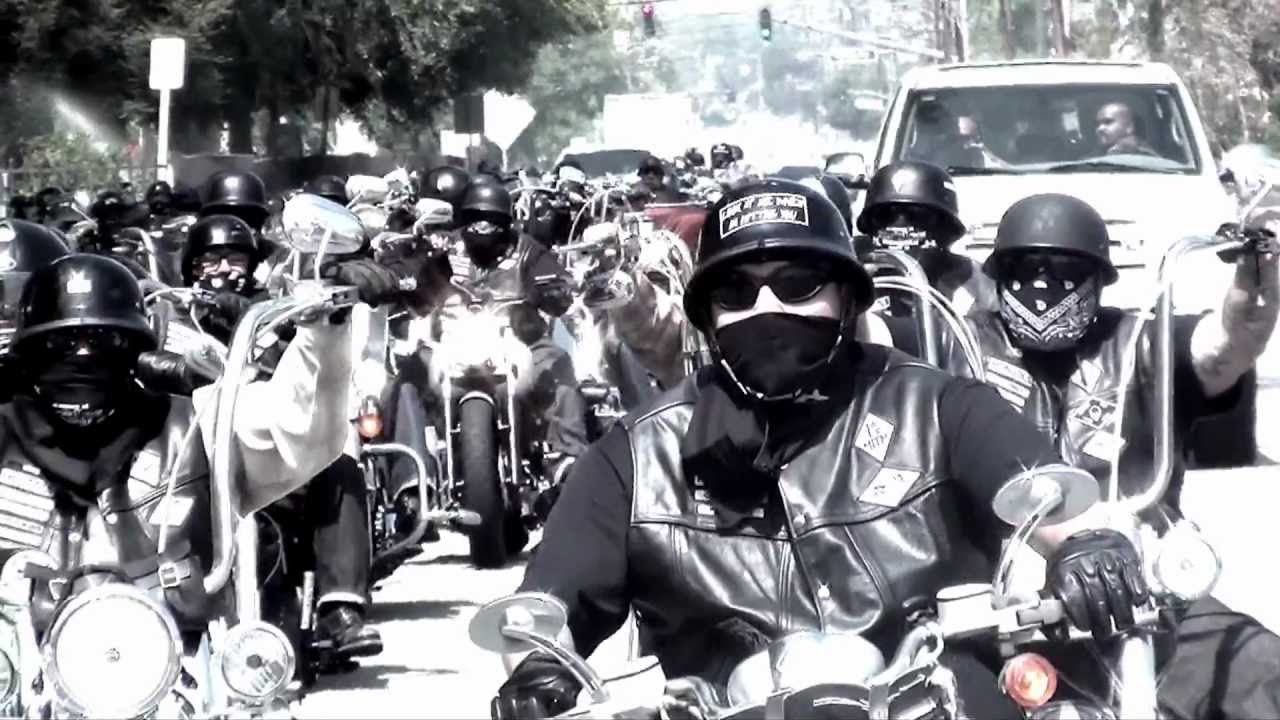 Sau khi bị từ chối gia nhập Hell’s Anglesl vì phân biệt chủng tộc, một nhóm quái xế người Latinh đã lập câu lạc bộ Mongols vào năm 1969. Biểu tượng của băng nhóm là chữ Mongols màu đen đặt trên người đàn ông tóc đuôi ngựa mặc vest da, đeo kính đen cưỡi xe phân khối lớn và mang theo một thanh đoản kiếm. Địa bàn hoạt động chủ yếu của nhóm là miền nam California (Mỹ). Các quan chức thực thi luật pháp ước tính, Mongols hiện có khoảng 1.000 tới 1.500 thành viên và hoạt động chủ yếu tại miền nam California (Mỹ), bên cạnh 13 quốc gia khác. Ảnh: