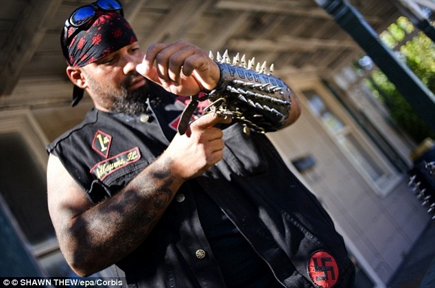 Câu lạc bộ xe gắn máy Warlocks hình thành từ năm 1967 và dần trở thành một trong những nhóm môtô đáng sợ ở Mỹ. Các thành viên của Warlocks chỉ gồm những người đàn ông da trắng. 