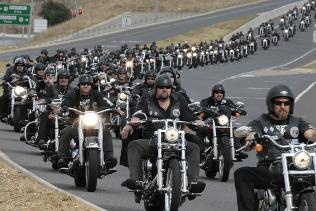 Nhóm quái xế The Rebels MC, Australia còn có tên gọi khác là “Bikie”. Đây là băng đảng lớn nhất tại Australia với 2.000 thành viên và 70 chi nhánh. Hoạt động của The Rebels MC bao gồm vận chuyển và sản xuất các loại ma túy, rửa tiền, trốn thuế, tống tiền, buôn lậu vũ khí và hàng hóa của bọn trộ, cướp. Thành viên của nhóm quái xế còn sẵn sàng “trảm” đối thủ của chúng một cách không thương tiếc. Ảnh: The Herald Sun