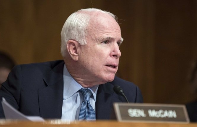 Thuong nghi si John McCain va Jack Reed sap den Viet Nam hinh anh