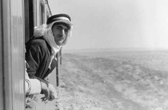 Một hành khách Arab nhoài người khỏi cửa sổ trên một con tàu của Baghdad Railways.