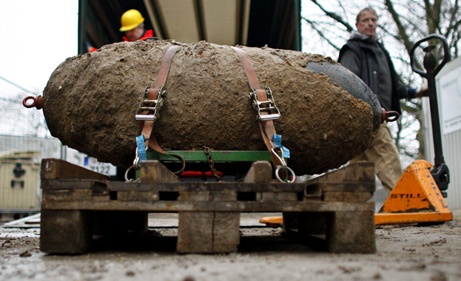 So tan khan 20.000 dan vi phat hien bom thoi The chien II hinh anh