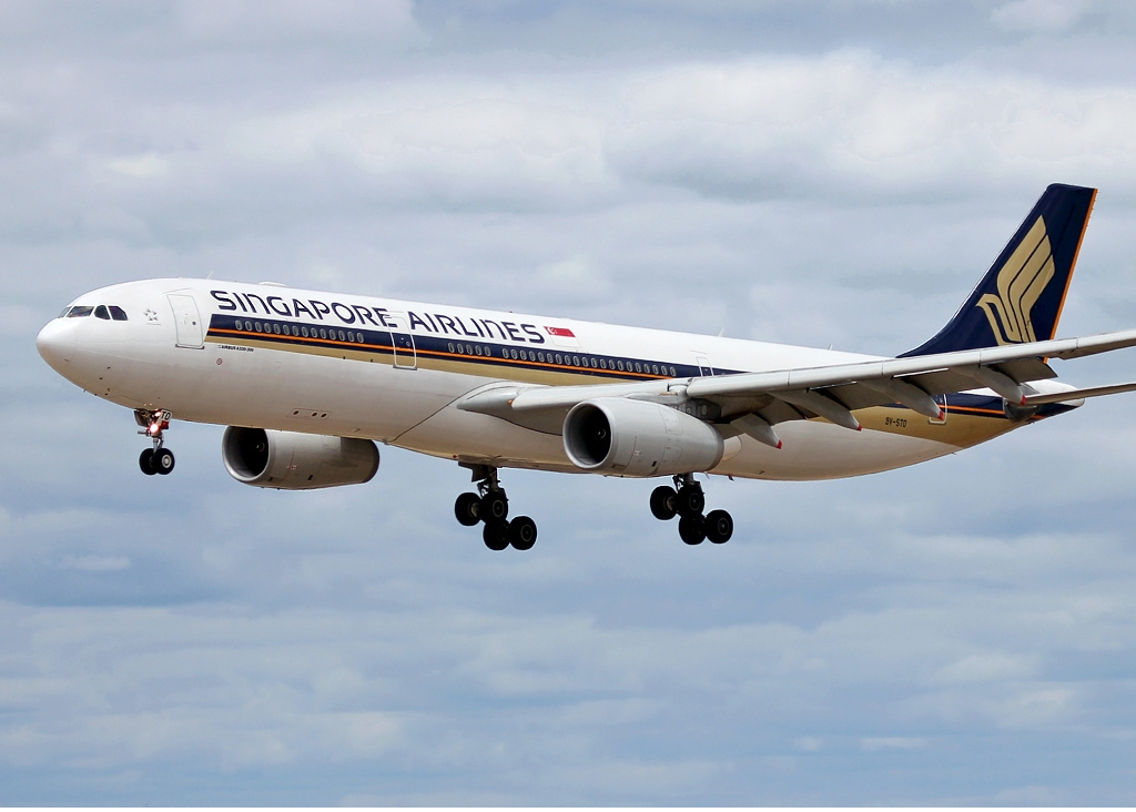 May bay hong hai dong co giua khong trung hinh anh