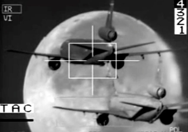 Can canh may bay tiep dau ngoan muc truoc anh trang hinh anh