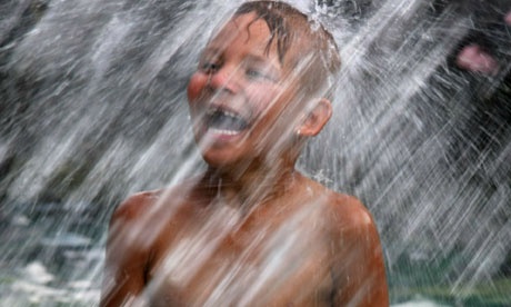 Nắng nóng 43 độ C liên tục trong 3 ngày tại miền đông nam Australia khiến điều hòa chạy liên tục, mạng lưới điện quá tải, gây mất điện và cháy rừng đầu năm 2009. Nhiệt độ cao nhất ở thị trấn Hopetoun, bang Victoria là 49 độ C hay thành phố Melbourne là 46 độ C. Tồi tệ hơn là sự việc diễn ra vào ngày thứ 7 đen tối, rừng ở Victoria cháy lan rộng khiến 173 người tử vong. 10 tháng sau đó, đợt nắng nóng thứ hai lại xảy ra cùng khu vực này. Ảnh: AFP