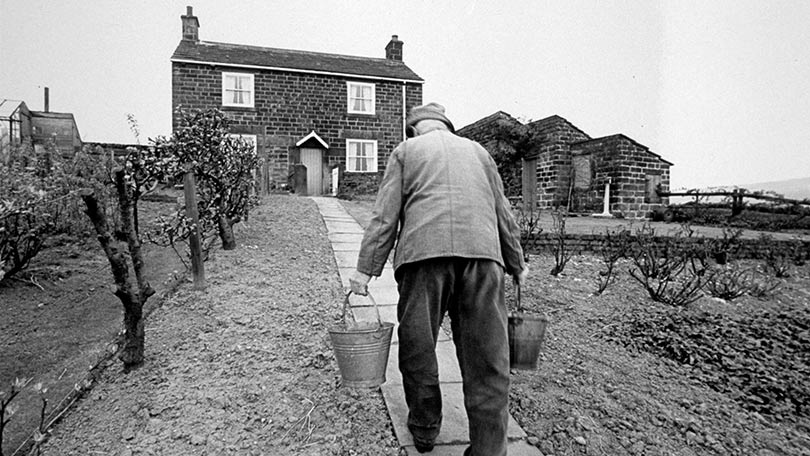 Anh trải qua đợt nắng nóng lịch sử liên tiếp trong vòng nhiều ngày vào tháng 7/1976. Mưa không xuất hiện tại nhiều vùng trong 45 ngày, ảnh hưởng lớn tới sức khỏe của người dân. Tại thành phố Cheltenham, nhiệt độ cao nhất rơi vào ngày 3/7 với mức nhiệt lên tới 35 độ . Ở miền nam, tình trạng cháy rừng và khô hạn diễn ra trên diện rộng. Do thiếu nước nghiêm trọng, hạn hán đẩy giá thực phẩm tăng thêm 12%. 