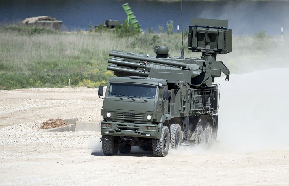 Tổ hợp tên lửa Pantsir-S1 trên xe KAMAZ-6560 tại cuộc trưng bày. Pantsir-S1 được trang bị 12  tên lửa 57E6 hoặc 57E6-E. Nhiệm vụ của nó là bảo vệ các cơ sở dân sự, quân sự từ tất cả mối đe dọa từ trên không.