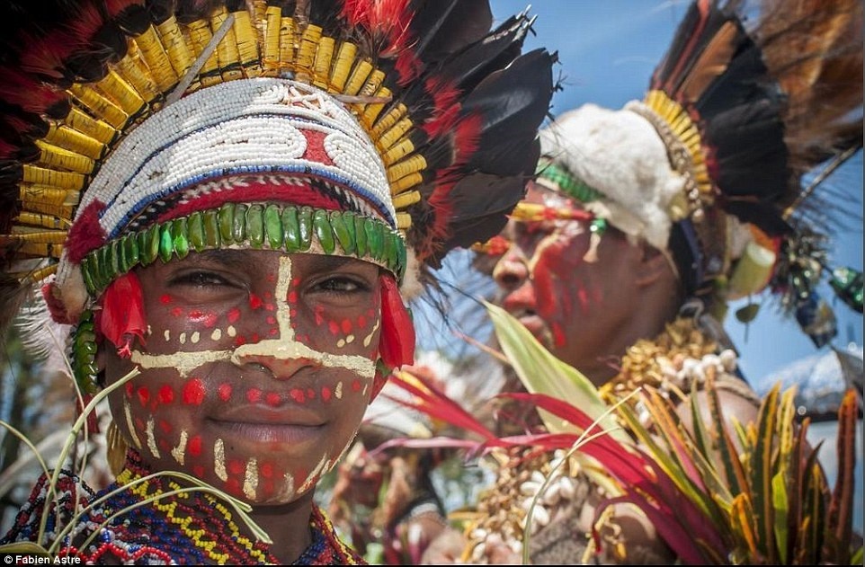 Trang phục truyền thống của bộ lạc này lấy cảm hừng từ những loài chim ở Papua New Guinea.