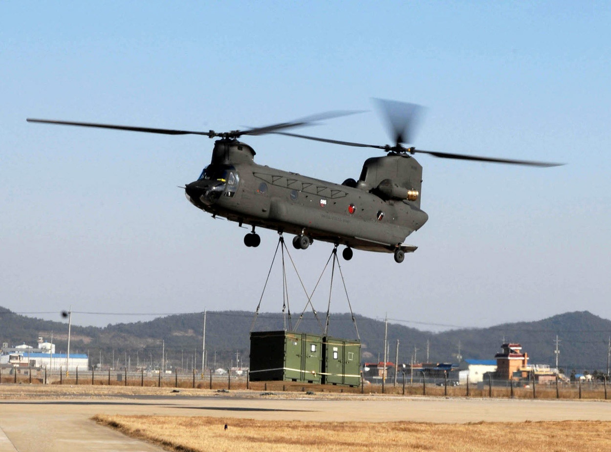 CH-47 Chinook là máy bay trực thăng vận tải hạng nặng đa năng 2 động cơ 2 cánh quạt do Boeing Integrated Defense Systems thiết kế và chế tạo.