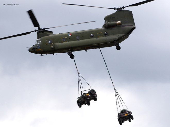 Cái tên được nhắc tới đầu tiên trong danh sách là CH-47 Chinook, máy bay trực thăng vận tải hạng nặng đa nặng hai động cơ, hai cánh quạt, do Boeing Integrated Defense Systems thiết kế và chế tạo từ năm 1962.