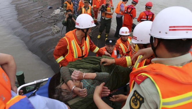 Trung Quoc huy dong 4.000 nguoi cuu ho tau lat giua song hinh anh