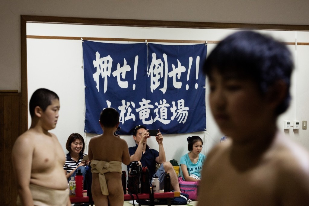 Nhiều phụ huynh ở lại phòng tập để theo dõi con, em họ luyện tập. 