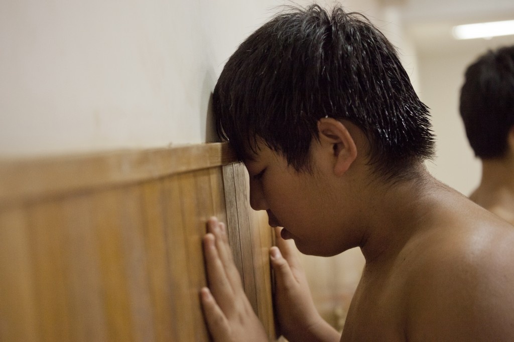 Goki Takahashi, 13, vã mồ hôi sau bài tập. 