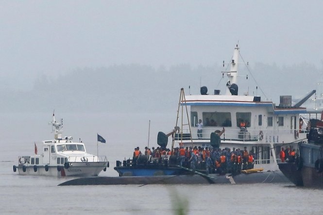 Tau Trung Quoc di vao vung bao bat chap canh bao hinh anh