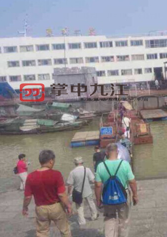 Bức ảnh chụp một nhóm hành khách Ngày 1/6, một số khách du lịch bước lên tàu Ngôi sao phương Đông. 