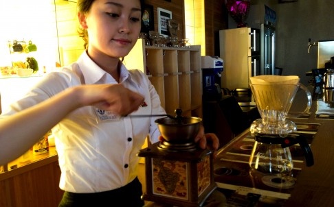 Nhân viên phục vụ tại một quán cafe ở trung tâm thủ đô Bình Nhưỡng. Ảnh: Reuters