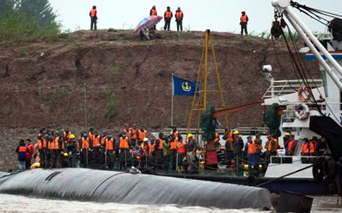 TQ het hy vong tim thay nguoi song sot trong vu chim tau hinh anh