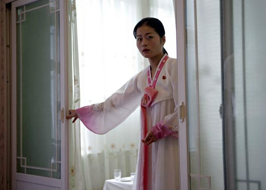 Cô hầu bàn duyên dáng tại một nhà hàng ở Kaesong, thị trấn biên giới tiếp giáp Hàn Quốc. Kaesong từng là kinh đô của triều đại Goryeo.