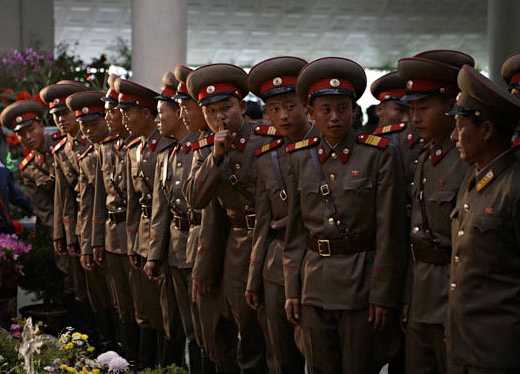 Binh sĩ Triều Tiên lắng nghe bài thuyết trình về lịch sử của quốc gia trước khi dự cuộc triển lãm hoa Kimilsungia và Kimjongilia tại Bình Nhưỡng. Kimilsungia và Kimjongilia được đặt theo tên hai cố lãnh đạo Kim Nhật Thành và Kim Chính Nhật của Triều Tiên.