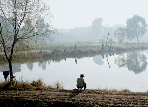 Một người câu ca tại hồ nước ở ngoại ô Bình Nhưỡng.