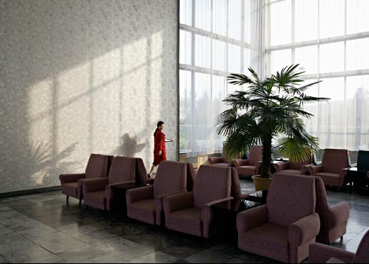 Nữ nhân viên của một nhà hàng ở thủ đô đi bộ qua sảnh.