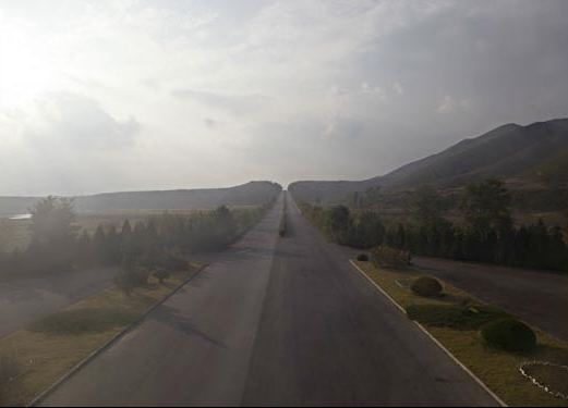 Đường cao tốc nối liền Bình Nhưỡng và Kaesong, thành phố lớn thứ hai ở Triều Tiên.