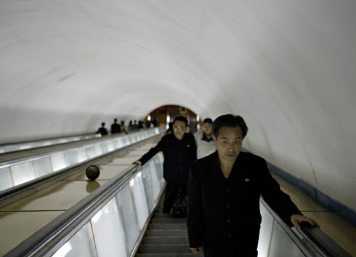 Người dân di chuyển trên thang máy ở một ga tàu điện ngầm ở thủ đô Bình Nhưỡng.