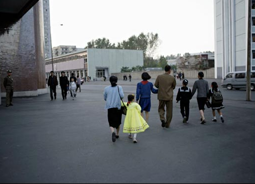 Người dân di chuyển trên một con phố tại Bình Nhưỡng. Khu dân cư và những căn hộ tốt nhất tại thu đô đều được dành cho quan chức chính phủ.