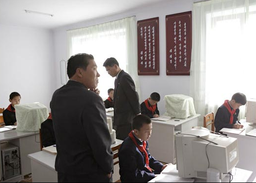 Học sinh tại Học viện giáo dục Kumsung ở Bình Nhưỡng học tiếng Anh trên máy tính. Trung tâm nghiên cứu máy tính trung ương là đơn vị cung cấp tài liệu cho học sinh bởi các em không được tự do truy cập Internet.