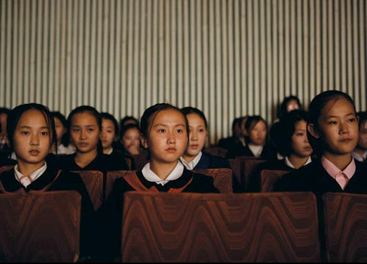 Học sinh chăm chú theo dõi màn biểu diễn của các bạn tại Học viện giáo dục Kumsung.