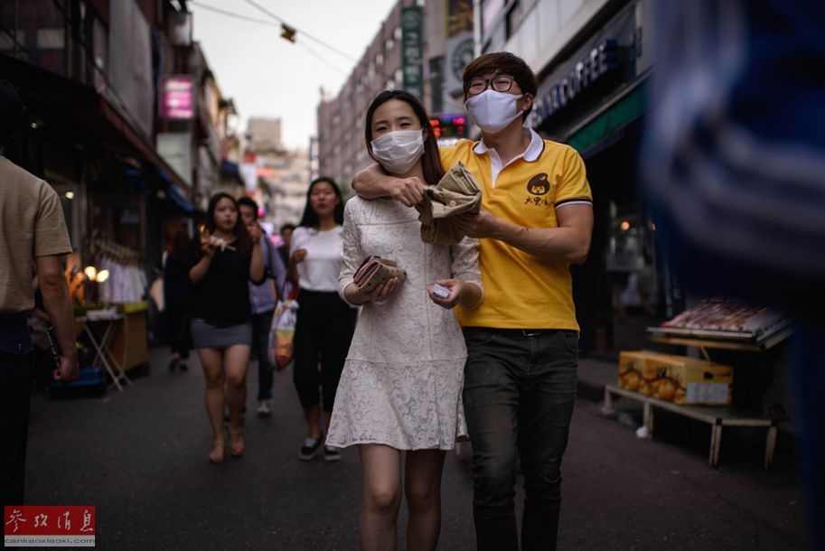 Khi MERS đang trở thành nỗi ám ảnh của người dân Hàn Quốc, chính phủ nước này cách ly 2.300 người và đóng cửa 1.800 trường học nhằm ngăn dịch bệnh phát tán. 