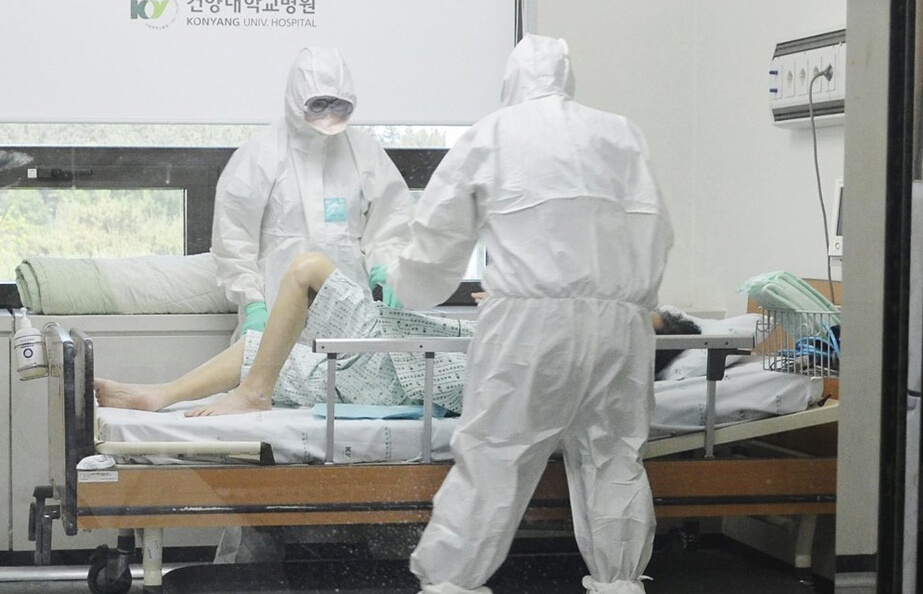 Các nhân viên y tế chăm sóc một bệnh nhân nhiễm virus Mers. 