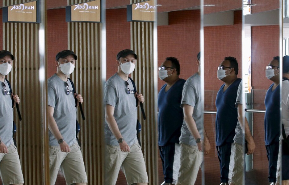 Không chỉ cư dân Hàn Quốc, khách du lịch luôn bịt khẩu trang để đề phòng nhiễm bệnh. 