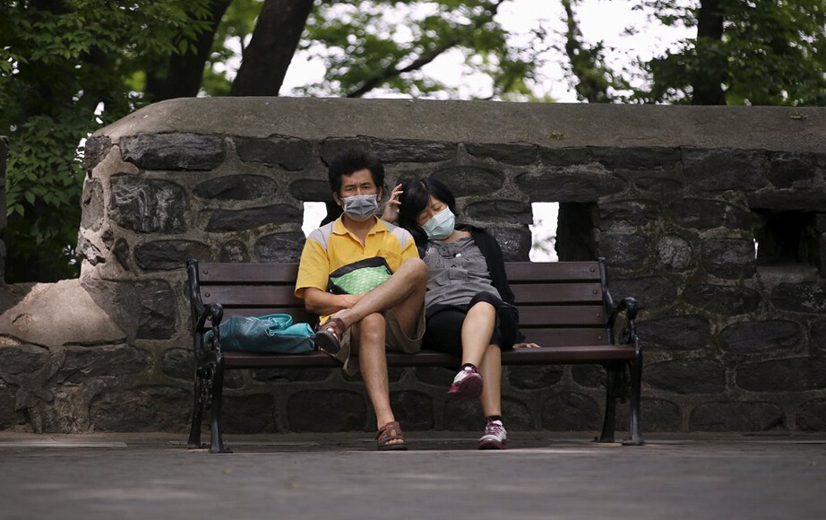 Du khách tại Seoul được phát khẩu trang để chống nhiễm virus MERS.