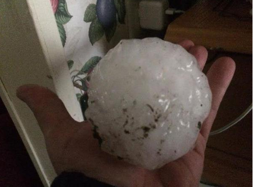 Những viên mưa đá to bằng quả bóng tennis. Dù không gây thiệt hãi về người, trận bão lớn kèm theo mưa đá và lốc xoáy phá hủy nhà cửa và xe cộ của người dân