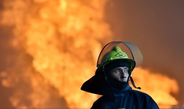 “Vào lúc 7 giờ ngày 9-6, các nỗ lực cứu hỏa vẫn đang tiếp tục, ngọn lửa đã che phủ 8 thùng nhiên liệu có sức chứa 900 mét khối, cùng với một số container nhỏ hơn,” thông cáo cho biết. Ảnh: Twitter