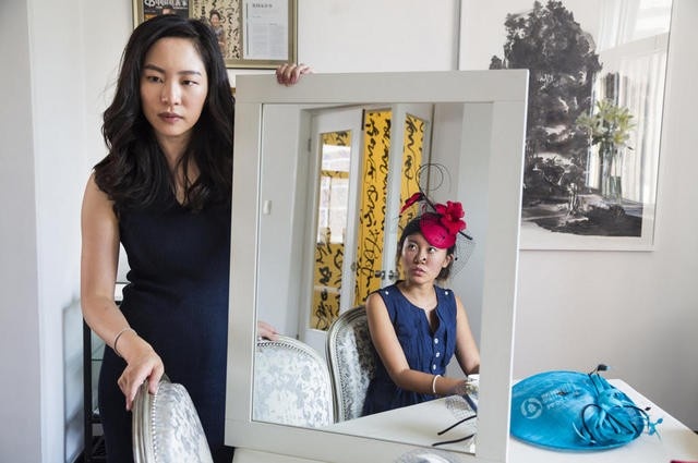 Sara Jane Ho, người sáng lập Học viện Sarita, dạy Jessie Wen cách đội một chiếc mũ phù hợp với phong cách quý tộc.