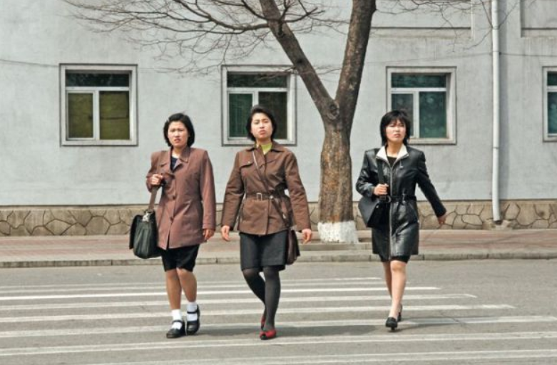 17h Công việc kết thúc, nhưng phần lớn người lao động phải ở lai văn phòng hoặc nhà máy để họp tổng kết. Họ sẽ thảo luận về công việc sau một ngày, đánh giá tiến độ và lên lịch hoạt động cho ngày làm việc tiếp theo.