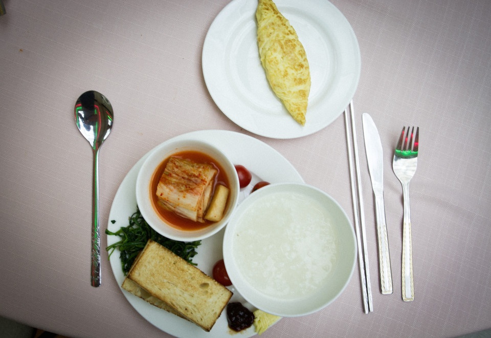 6h là thời điểm một ngày mới bắt đầu tại thủ đô Bình Nhưỡng. Bữa sáng thông thường của người dân gồm cháo ngô, một quả trứng luộc và một hộp sữa chua hay sữa bột (đối với trẻ em). Thời gian tiếp theo dành cho công việc. Theo số liệu năm 2010, khoảng 59% dân số Triều Tiên ở tuổi lao động. Số lượng phụ nữ làm công việc văn phòng ngày càng tăng. Trong khi tỷ lệ nữ giới chiếm 90% số lao động của ngành công nghiệp nhẹ và 80% lực lượng ở nông thôn. Nhiều phụ nữ là nguồn thu nhập chính trong gia đình. Số khác là những bà nội trợ, công nhân hoặc binh sĩ, theo The Guardian. Ảnh: BBC 