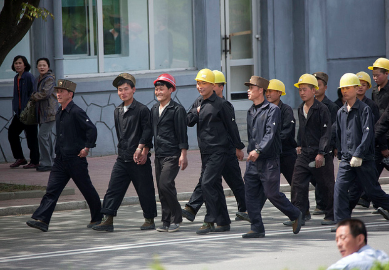 12h Người lao động tại các nhà máy hay các văn phòng có một tiếng để nghỉ trưa. Nhiều người mang sẵn cơm mà họ đã chuẩn bị sẵn hoặc về nhà nếu gần. Các cơ quan lớn có căng tin phục vụ bữa trưa với giá rẻ, gồm các món như súp ngô, bánh ngô hoặc cháo.