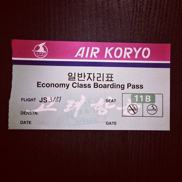 Vé lên chuyến bay ngày 25/10/2000 của hãng hàng không quốc gia Air Koryo. Các nhà báo lên chuyến bay này để tới Bình Nhưỡng đưa tin về chuyến thăm Triều Tiên của cựu ngoại trưởng Mỹ Madeleine Albright.