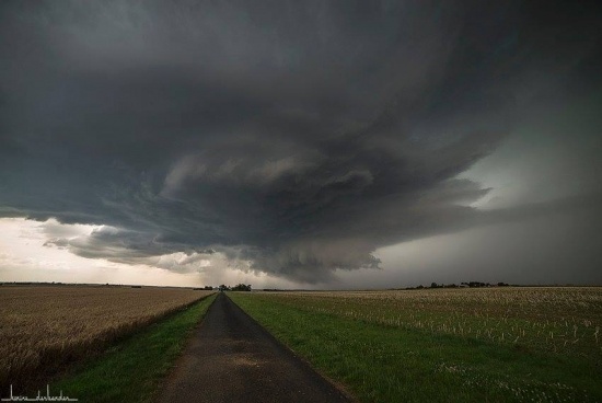 Cơn giông tố mạnh tấn công Pháp và Anh hôm 19/7/2014 tạo nên cảnh tượng ngoạn mục trên nền trời. 