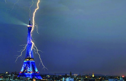 Chân tháp Eiffel tại thủ đô Paris của Pháp trúng sét trong một trận bão lớn ngày 3/6/1902.  