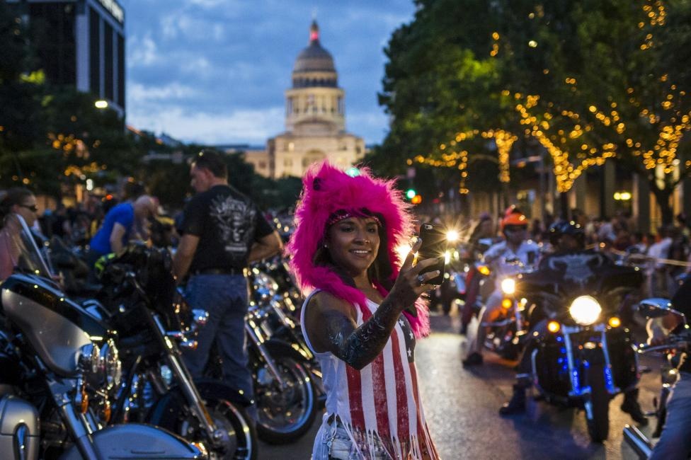 Tòa nhà Quốc hội Mỹ xuất hiện phía sau tấm ảnh của một thành viên tham gia sự kiện. 