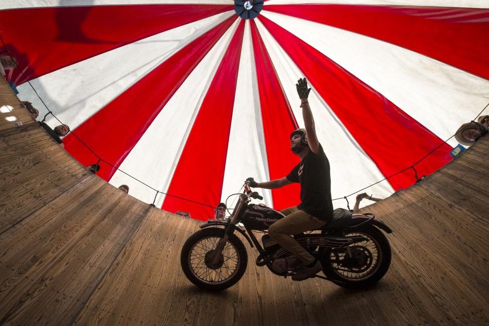 Cody Ives, 22 tuổi, điều khiển chiếc Harley Davidson SX 250 đời 1974, vẫy tay chào khán giả khi biểu diễn tại ngày hội ROT 
