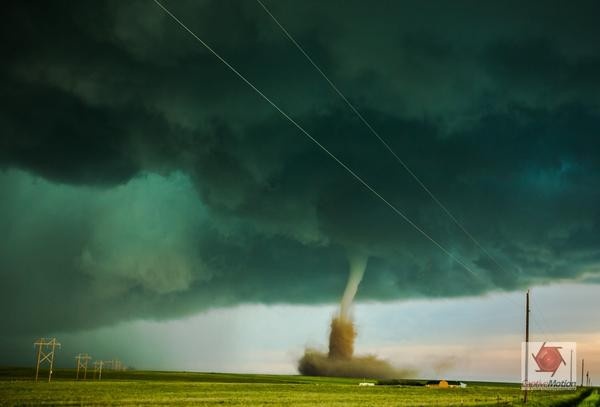 Những cơn mưa đá kèm lốc xoáy tấn công bang Colorado hôm 4/6. Ít nhất 4 vòi rồng hình thành sau cơn bão lớn. Cơ quan Dịch vụ Thời tiết quốc gia Mỹ cho hay, sự kết hợp giữa nền nhiệt nóng và độ ẩm ở mức thấp là nguyên nhân hình thành cơn bão và hiện tượng vòi rồng. Dù không gây thiệt hại về người, trận bão kèm theo mưa đá, lốc xoáy hôm 4/6 phá hủy nhiều nhà cửa và xe của người dân. Ảnh: Twitter