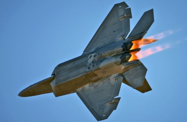 F-22 Rapter của Không quân Mỹ sử dụng động cơ Pratt và Whitney F-119 trong quá trình đốt nhiên liệu phụ.