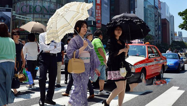 Gan 800 nguoi Nhat Ban kiet suc vi nang nong hinh anh