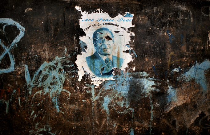 Bức poster in hình ông Robert Mugabe, tổng thống Zimbabwe, dán trên tường tại khu dân cư Mbare ở thủ đô Harare. Ông Mugabe đảm nhận cương vị người đứng đầu quốc gia kém phát triển nhất Nam Phi từ năm 1980. 